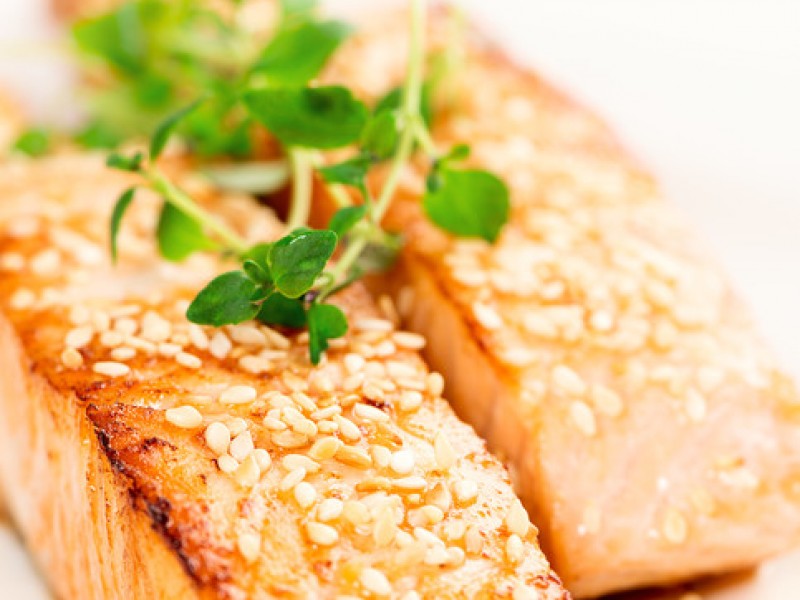 Salm&atilde;o ao forno com lemon pepper e gergelim Multi Gosto 